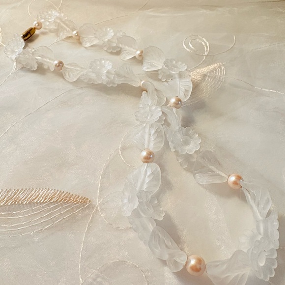 Vintage Avon 80s Jardinia Frosted Floral Pearl Accent Necklace Cottagecore 161 - Picture 4 of 13